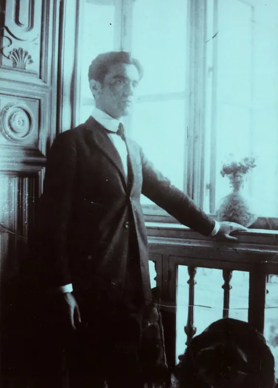 Federico García Lorca en su casa familiar de Acera del casino, 31. Granada, 1919-20.