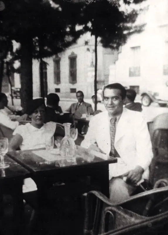 Federico García Lorca con Manuela Arniches en una terraza del Paseo de Recoletos. Madrid, julio de 1936.