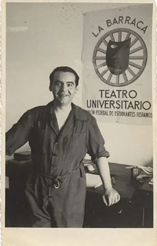 Federico García Lorca. Huerta de San Vicente, Granada, 1932. Detrás se ve el cartel para La Barraca diseñado por Benjamín Palencia. Colección Fundación Federico García Lorca.