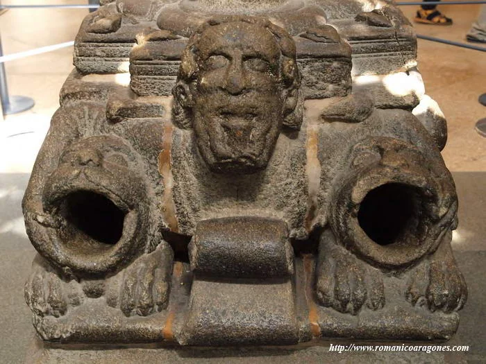 Base d'una columna amb un monstre del bestiari · Foto: A. García Omedes