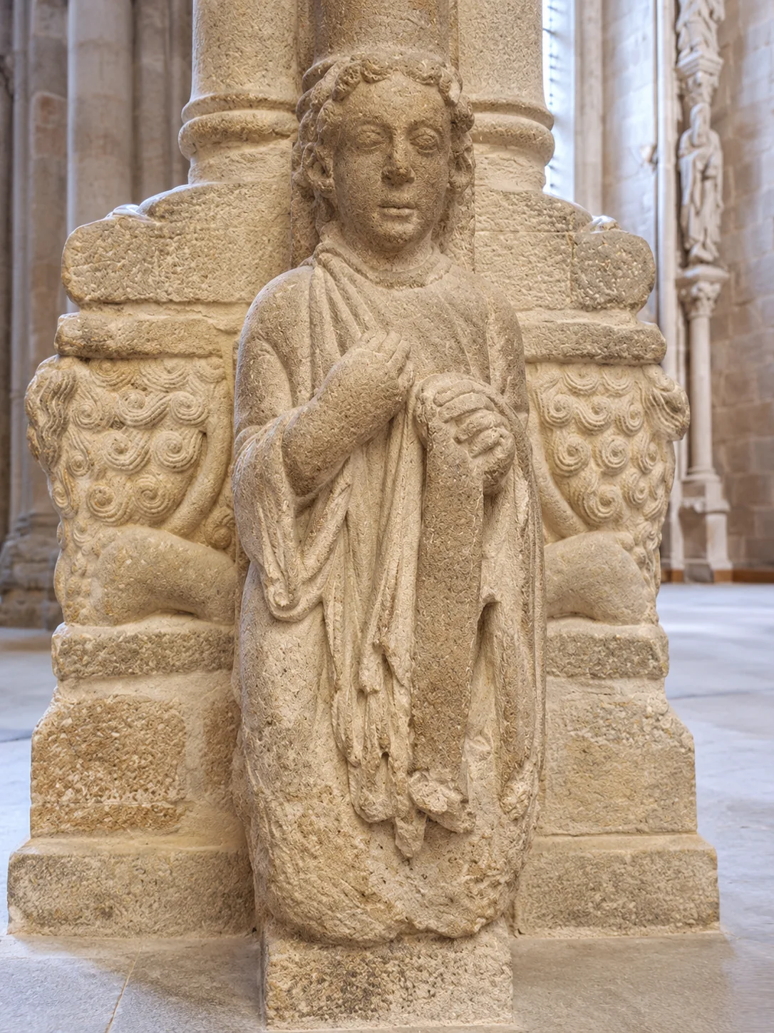 El Santo dos Croques, la figura arrodillada detrás del parteluz del Pórtico de la Gloria