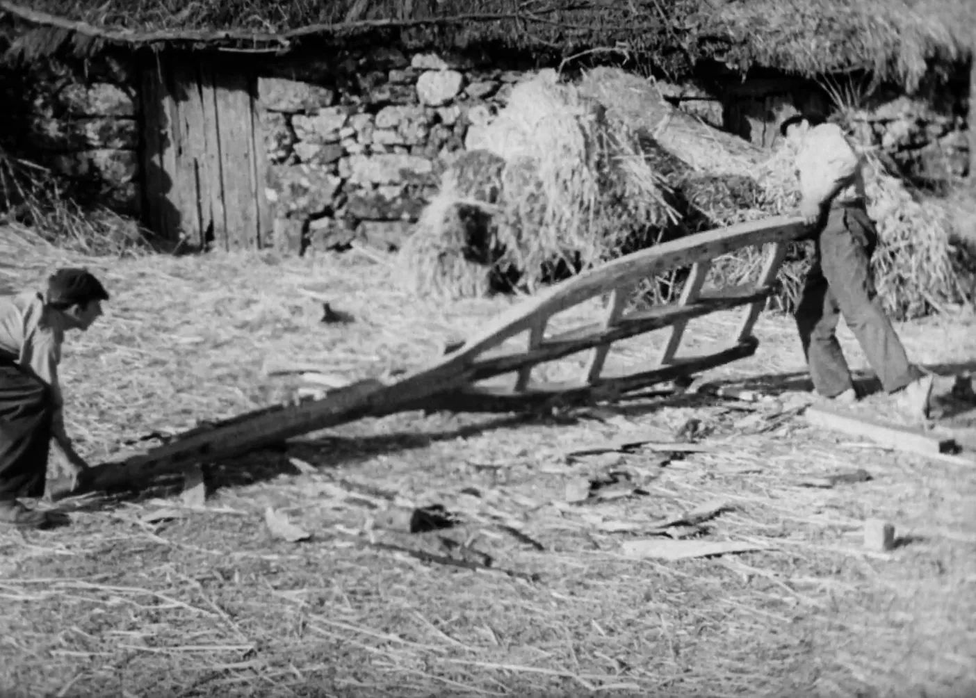 El fuster arma el chedeiro davant de casa